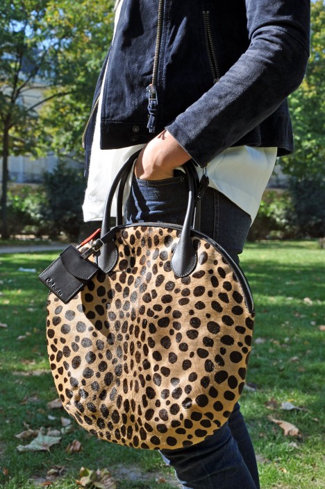 SAC ROND CUIR NOIR ET LÉOPARD LELE